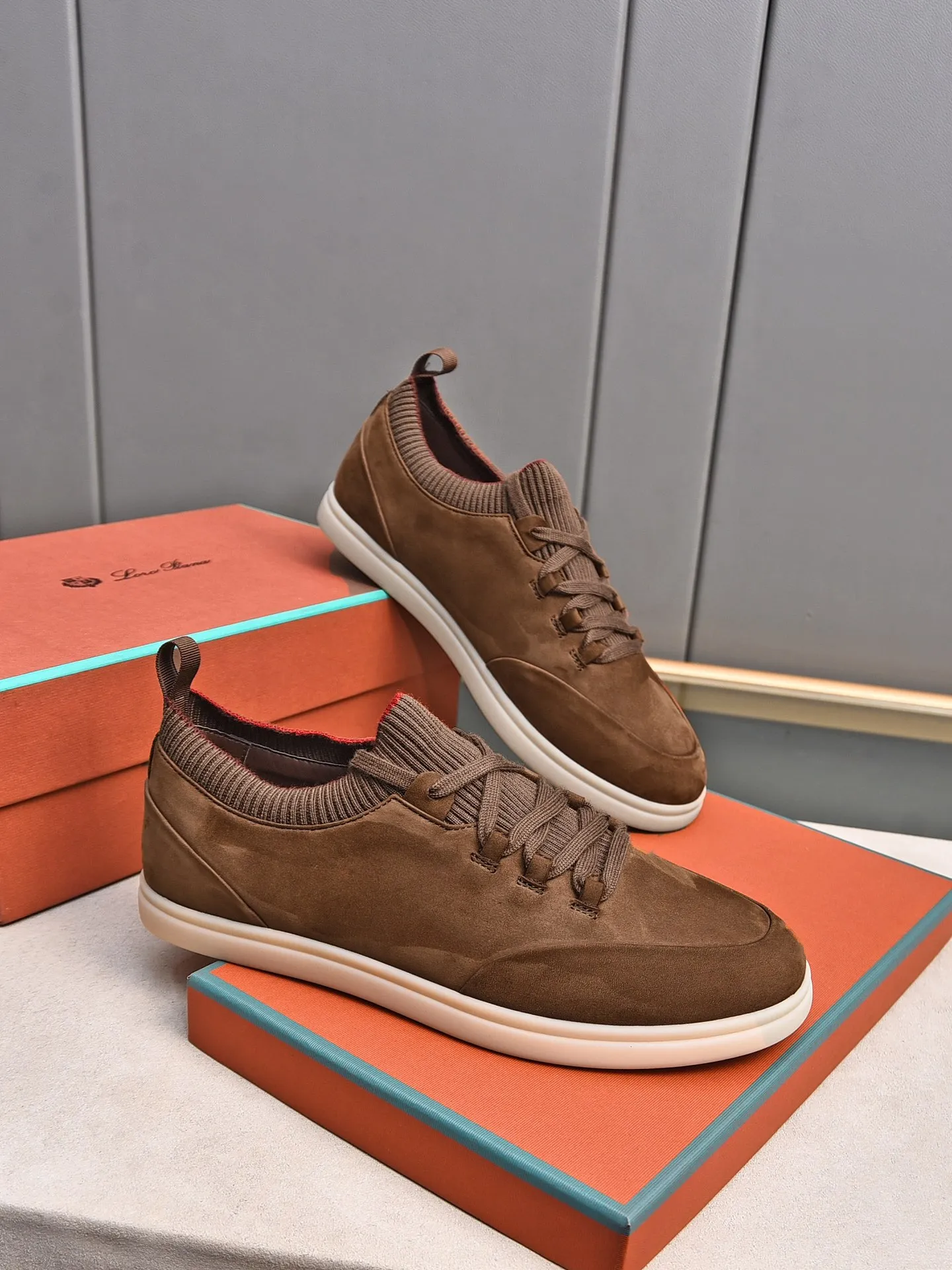 Men's Men's Shoes 💰500 LP's new product Loro Pian* 诺yo* Pianya Soho Walk These casual shoes and loafers are made of first-layer small nubuck cowhide. The texture is light, soft and comfortable. The mouth and tongue are decorated with high-density two-color knitting. The heel is decorated with a Kummel-colored original webbing pull-loop, which presents a unique three-dimensional effect. The unique version narrows slightly in the middle, and is decorated with details of the same material as shoelace eyelets. The original open-molded lightweight TPU rubber sole and spikes enhance traction and stability, and are full of modern aesthetic functional details. The rear is equipped with a cushion pad to enhance wearing comfort. It is sold in a complete package at the counter and is available in multiple colors!  Standard counter code number: 38～44# (45 customized)